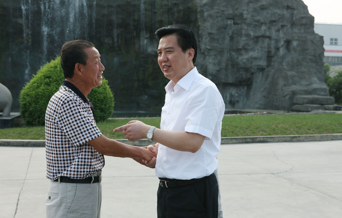 2012年8月，宜昌市委書記黃楚平與東圣董事長(zhǎng)親切交談。 