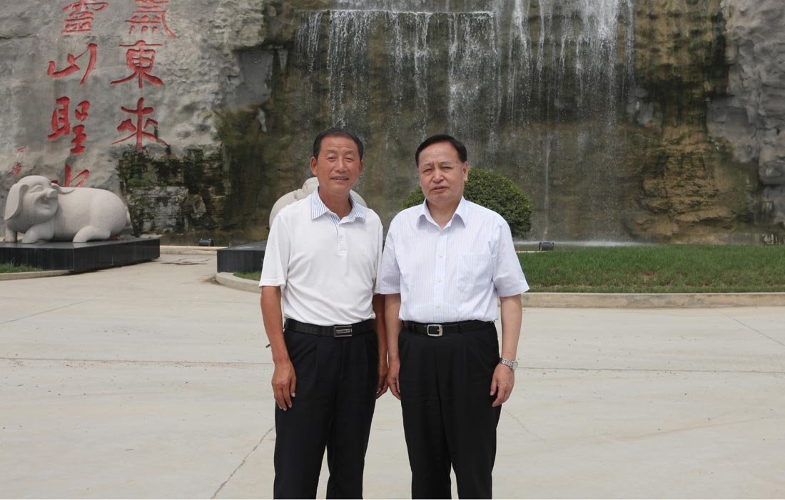 2010年5月，湖北省委書記羅清泉與東圣董事長(zhǎng)合影。